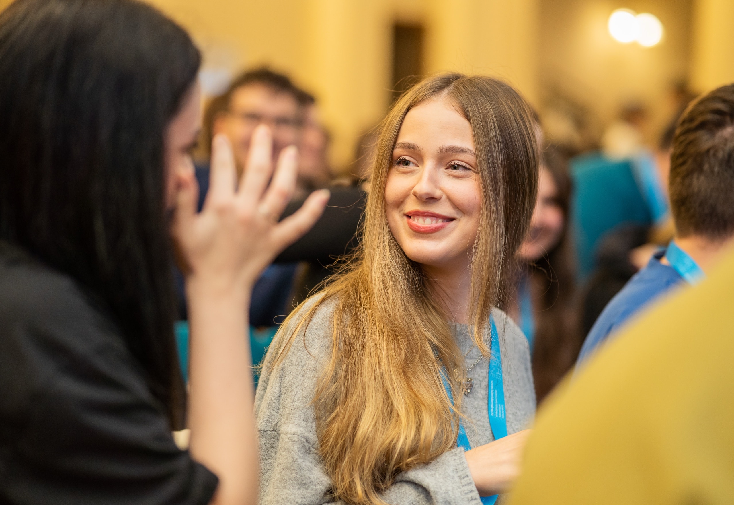 Studentă zâmbind în timpul unei conversații la Ready for the Future 2025